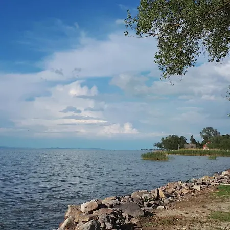 Tengerészlak Apartman *